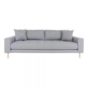 3 pers sofa i stof med lyse sofaben.